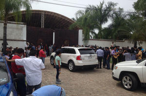 Desde temprano llegó una camioneta de servicios fúnebres e ingreso a las instalaciones del rancho.
