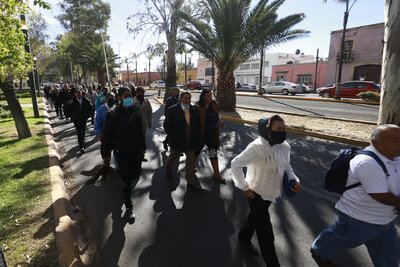 A pesar de que ha disminuido la clientela después de la pandemia, los boleros se mantienen a flote y ahora que están cumpliendo 73 años buscan lograr abrir el 40 por ciento de las bolerías que permanecen cerradas.