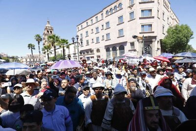 Duranguenses se dieron cita en el Arzobispado para presenciar el viacrucis viviente.