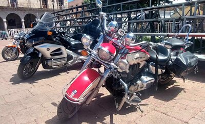 Caballos de acero que viajan con rumbo al puerto de Mazatlán y que pernoctarán una noche aquí en la capital para partir este jueves a Sinaloa, donde pasarán el fin de semana, llegaron esta mañana.