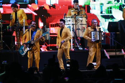 Duranguenses bailan al ritmo de Los Ángeles Azules.