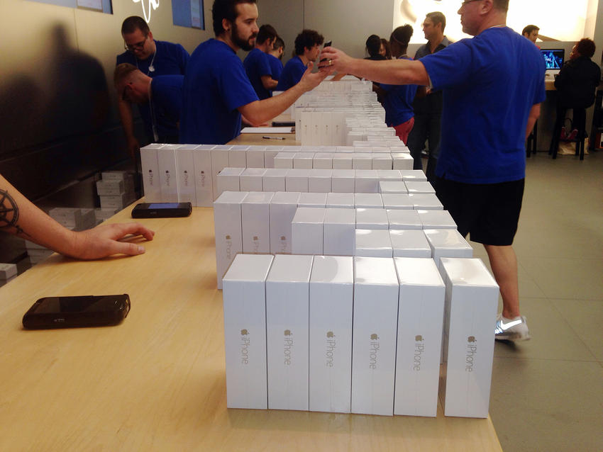Apple dijo el lunes que los pedidos por adelantado habían superado la cifra récord de 4 millones en las primeras 24 horas tras abrirse el plazo el 12 de septiembre.
