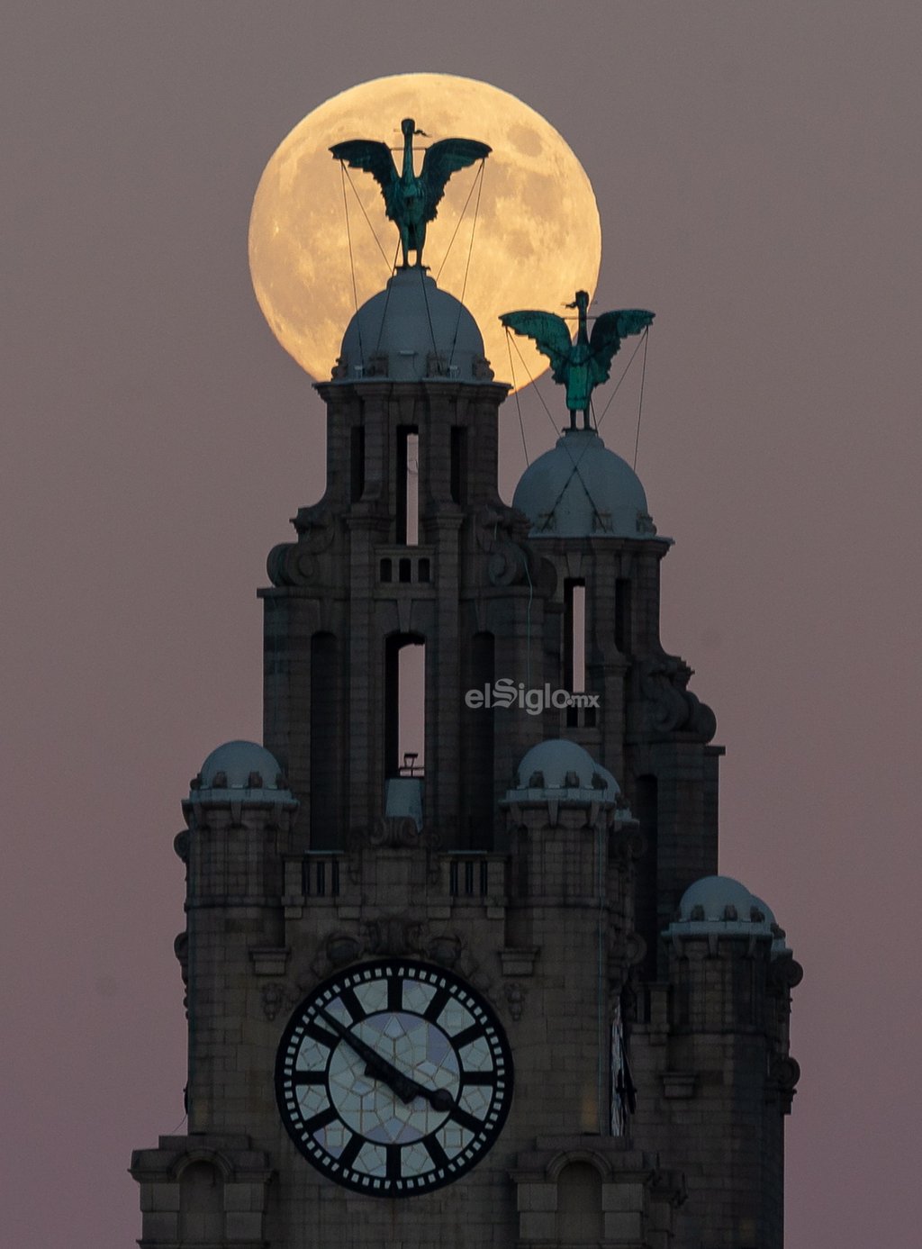 Luna llena del mes de diciembre, fotografiada este miércoles en Liverpool, Reino Unido. La conocida como 'luna fría' (por marcar el inicio del invierno), será la última en fase llena del año 2022.