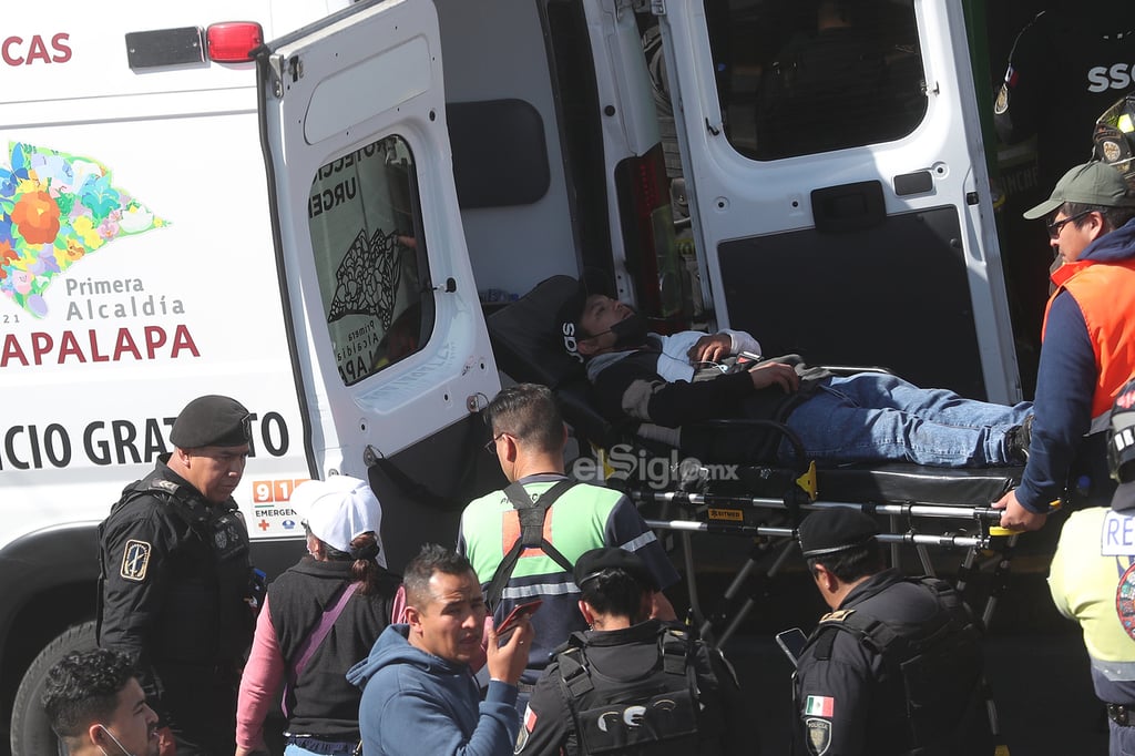 Un choque entre dos convoyes del metro de la Ciudad de México, en la zona norte de la capital, dejó un muerto y una decena de heridos, además de que provocó la suspensión del servicio y el desalojo en la estación La Raza.