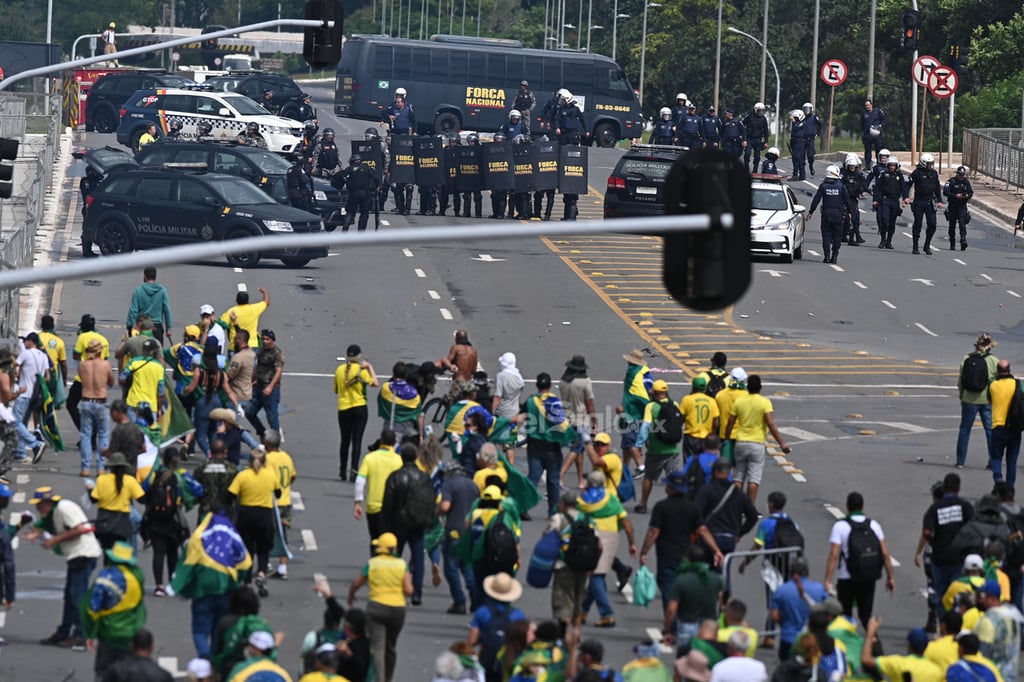 Centenas de seguidores del expresidente brasileño Jair Bolsonaro invadieron este domingo la sede del Congreso Nacional en una manifestación que pide una intervención militar para derrocar al presidente Luiz Inácio Lula da Silva.