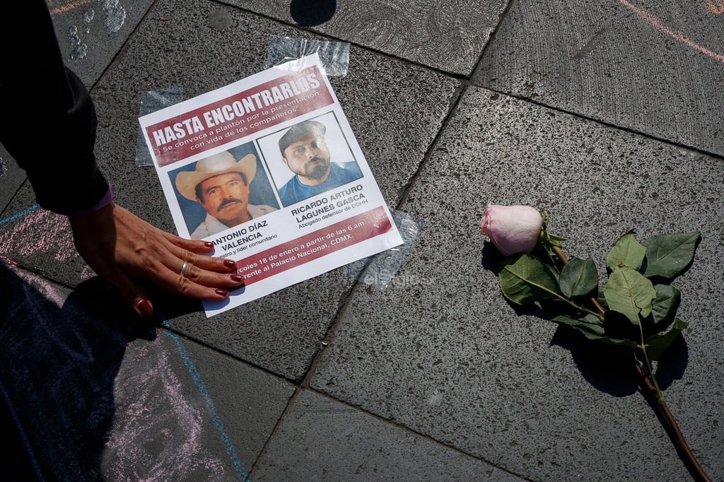 Activistas y familiares de los defensores de derechos humanos, Ricardo Lagunes y Antonio Díaz, protestaron hoy, frente a Palacio Nacional, en la Ciudad de México.