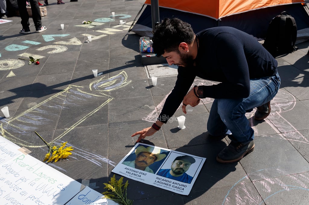 Activistas y familiares de los defensores de derechos humanos, Ricardo Lagunes y Antonio Díaz, protestaron hoy, frente a Palacio Nacional, en la Ciudad de México.