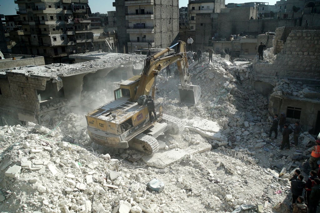 Un total de 18 personas, entre ellas nueve niños, murieron hoy tras derrumbarse un edificio de cinco plantas en el que vivían unas siete familias en la provincia de Alepo, en el noroeste de Siria, informaron diversas fuentes.