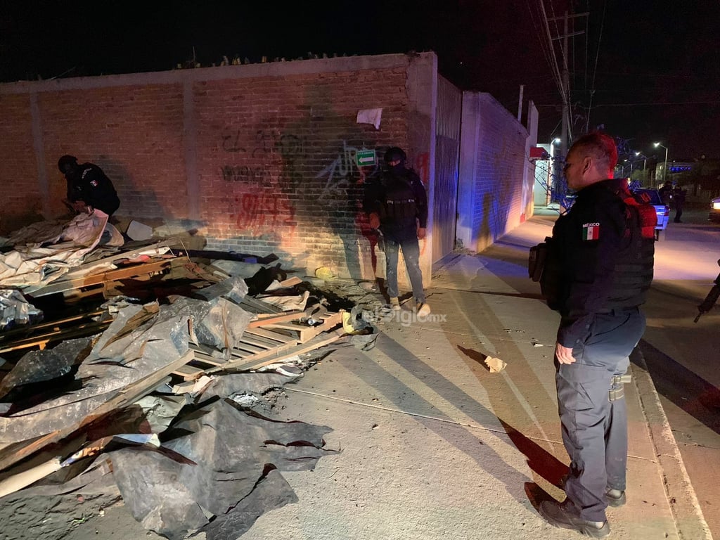 La noche de este sábado, en un operativo estratégico, elementos de la Policía Estatal destruyeron diversas construcciones de materiales frágiles, que aparentaban, eran usados por personas en situación de calle.