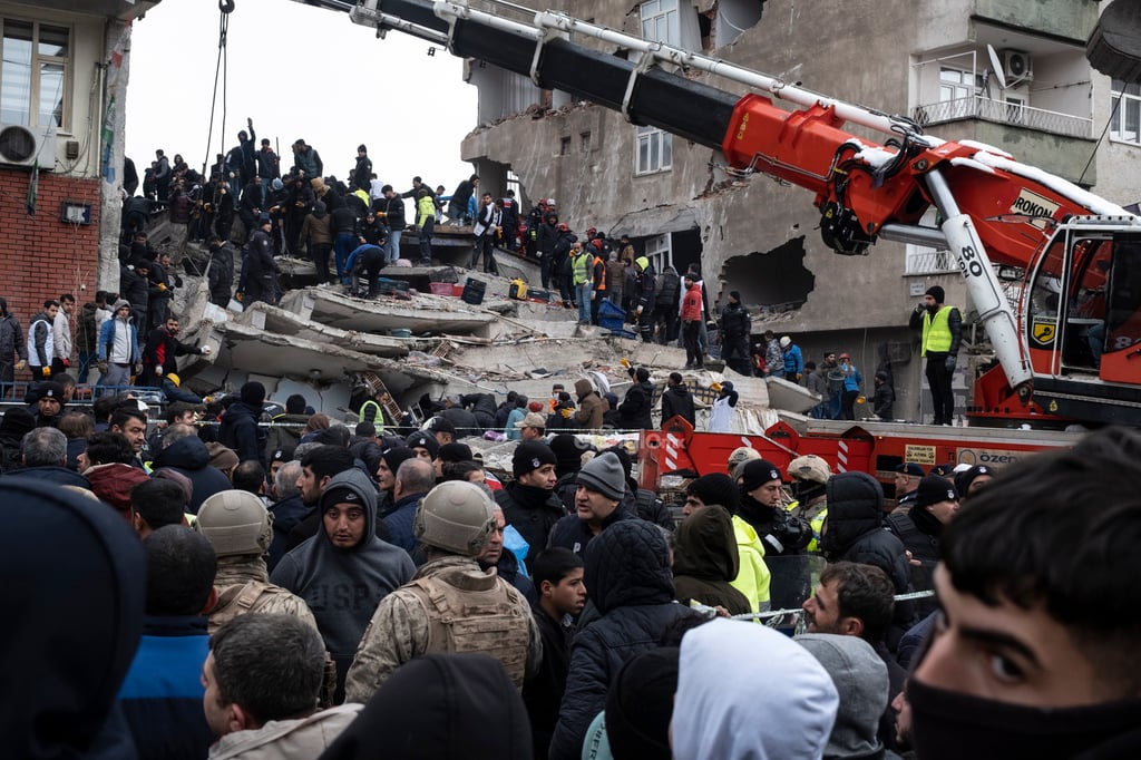 Al menos 1,651 personas han muerto y otras 11 mil 119 han resultado heridas en Turquía.