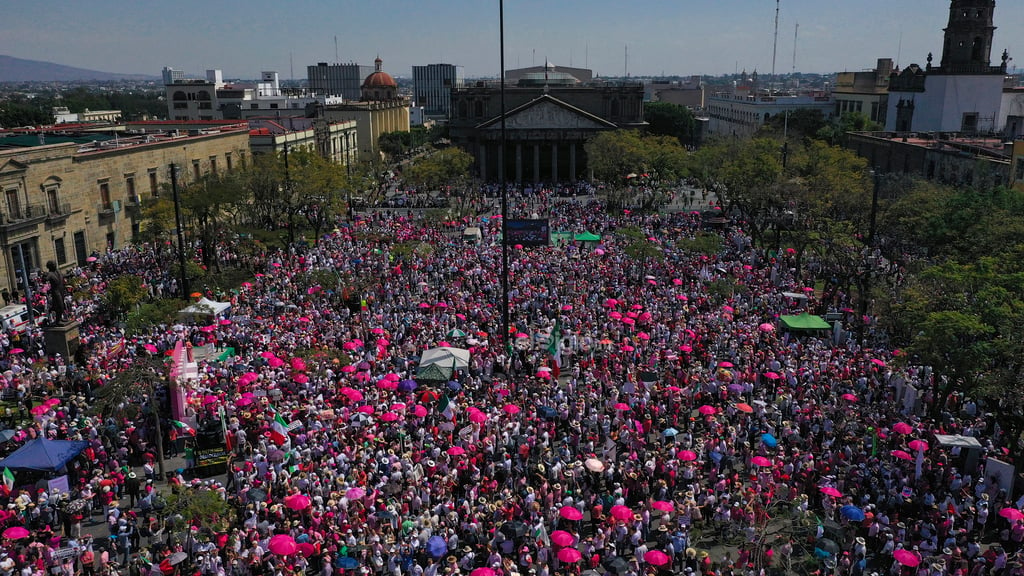 Miles de personas que se manifiestan en la explanada de la Plaza Liberación, en defensa del Instituto Nacional Electoral (INE) y contra la reforma electoral que impulsa el presidente del país, Andrés Manuel López Obrador, hoy en Guadalajara.