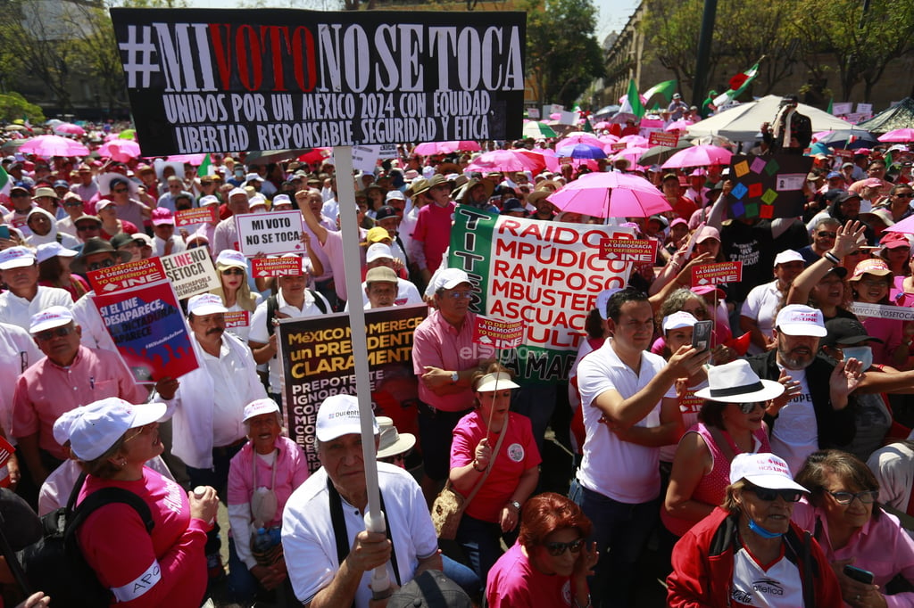 Miles de personas que se manifiestan en la explanada de la Plaza Liberación, en defensa del Instituto Nacional Electoral (INE) y contra la reforma electoral que impulsa el presidente del país, Andrés Manuel López Obrador, hoy en Guadalajara.