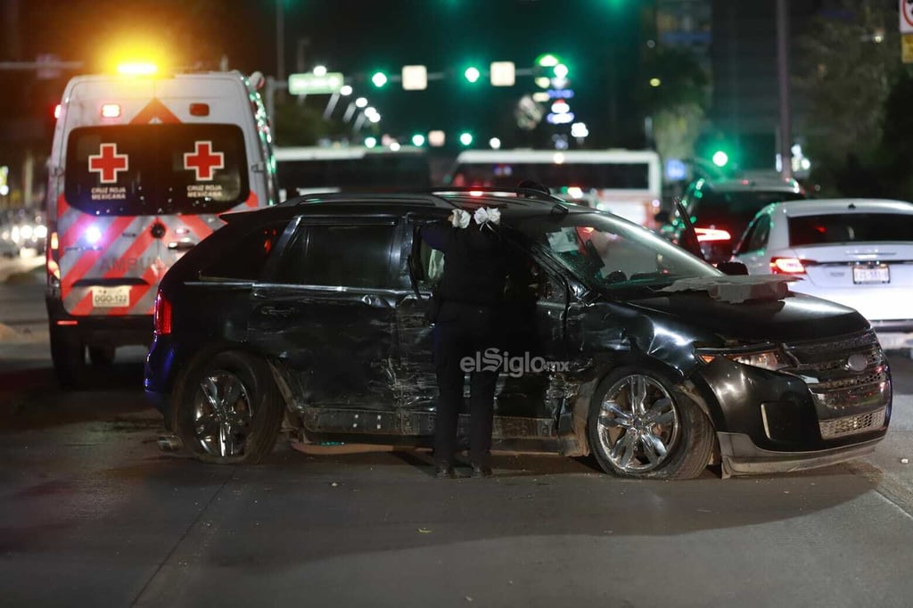 Esta noche se suscitó un fuerte accidente vial entre dos vehículos particulares en la ciudad de Durango; producto de la colisión se reportaron personas lesionadas.