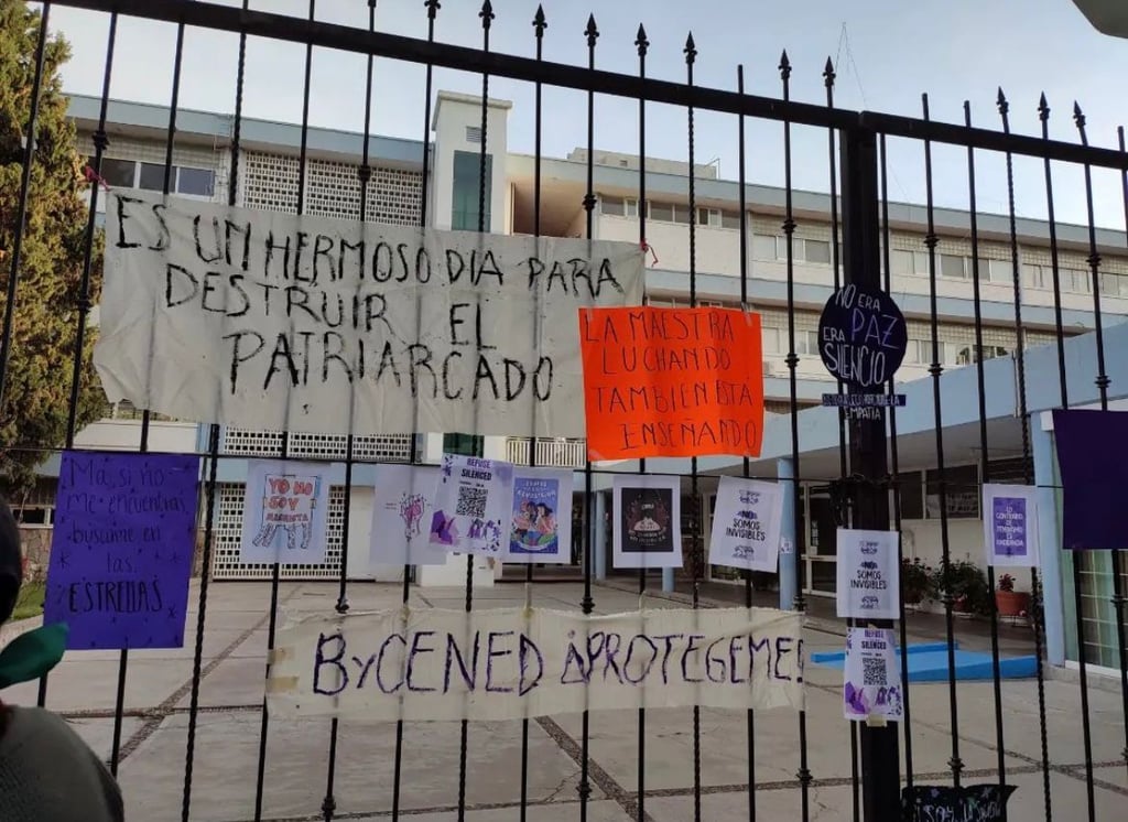 #Galería | Esta mañana amaneció tomada la Escuela Normal del Estado de #Durango; mujeres denuncian protección a agresores al interior de la institución.