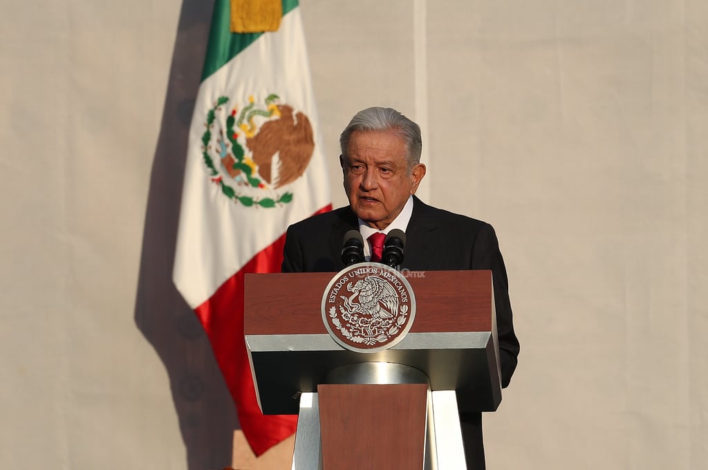 Miles de ciudadanos asisten al mensaje del presidente de México, Andrés Manuel López Obrador, con motivo del 85 aniversario de la expropiación petrolera, en la explanada del Zócalo de Ciudad de México.