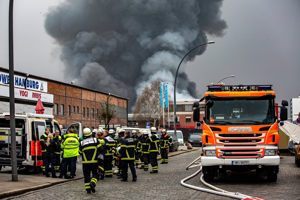 La policía de Hamburgo advirtió hoy a la población sobre la extensión de gases tóxicos hacia el centro de esa ciudad alemana, tras desatarse un incendio en un almacén y taller de autos del distrito de Rothenburgsort.