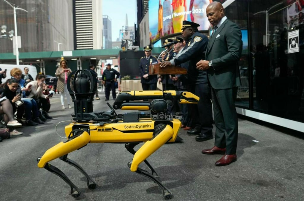 El alcalde de Nueva York, Eric Adams, y el Departamento de Policía de la ciudad (NYPD) presentaron este martes diversos robots que ayudarán a los agentes a mantener la Gran Manzana segura, entre ellos Digidog, un robot perro policía que fue retirado por el alcalde anterior debido a las críticas.