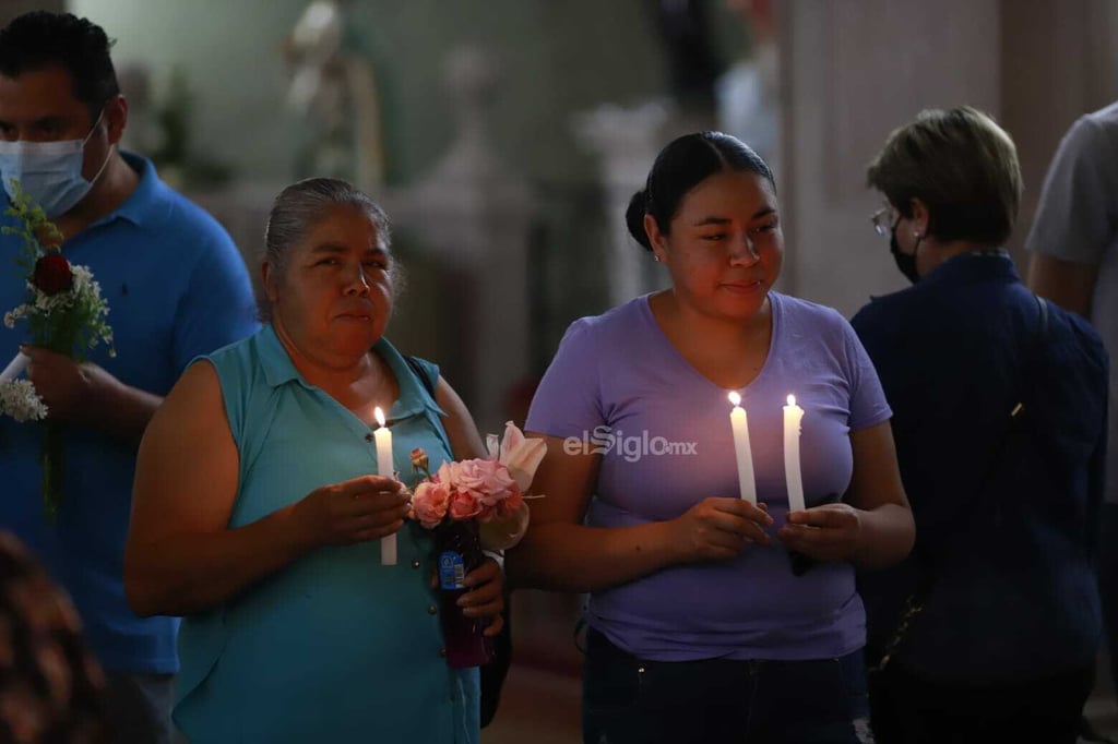 Duranguenses acuden a la Catedral para celebrar el día de San Jorge Bendito.