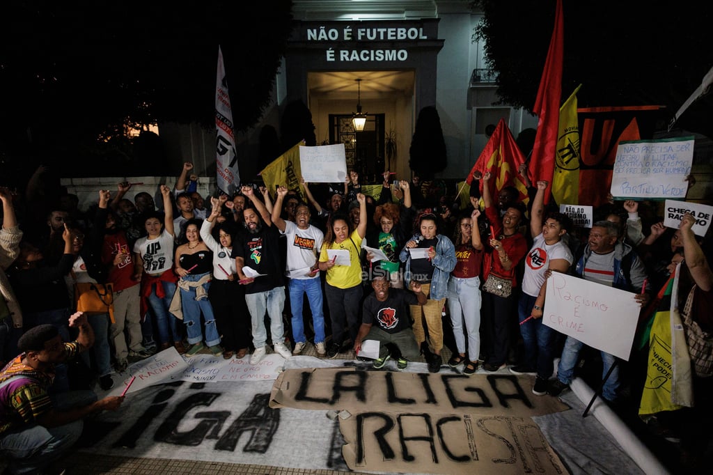 Un centenar de personas se manifestó este martes frente al Consulado de España en Sao Paulo en muestra de apoyo al futbolista brasileño Vinícius Júnior por los insultos racistas que ha sufrido en España.
