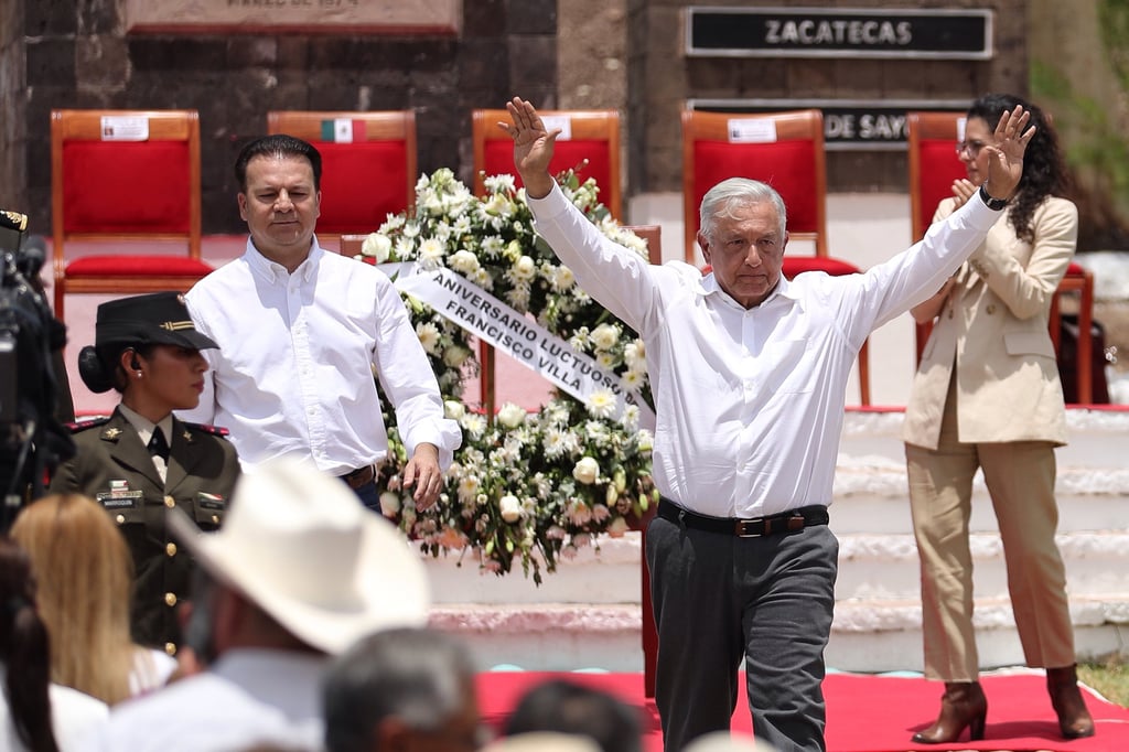 Acompañado por el gobernador Esteban Villegas, puso una ofrenda floral y montó una guardia de honor al pie de la estatua de José Doroteo Arango Arámbula.