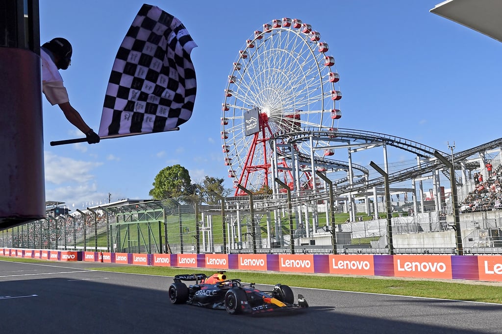 El neerlandés Max Verstappen ganó la carrera del Gran Premio de Japón en la que dominó con claridad y en la que los dos McLaren, del británico Lando Norris y el australiano Oscar Piastri, le acompañaron en el podio, en segunda y tercera posición, respectivamente.