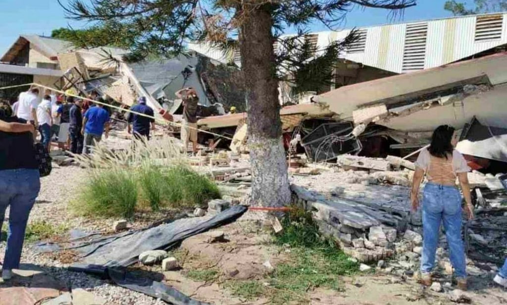 Elementos de los cuerpos de emergencia y vecinos del lugar, atendieron a personas lesionadas, quienes se encontraban en la parroquia de la Santa Cruz, en Ciudad Madero, cuyo techo se desplomó.