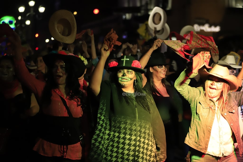 Como cada año, el Festival del Día de Muertos “Muuki” inició sus actividades con el tradicional desfile, uno que en esta ocasión mostró los elementos más característicos de Durango, aquellos que le dan identidad, así como los simbolismos alusivos a la conmemoración del 2 de noviembre.