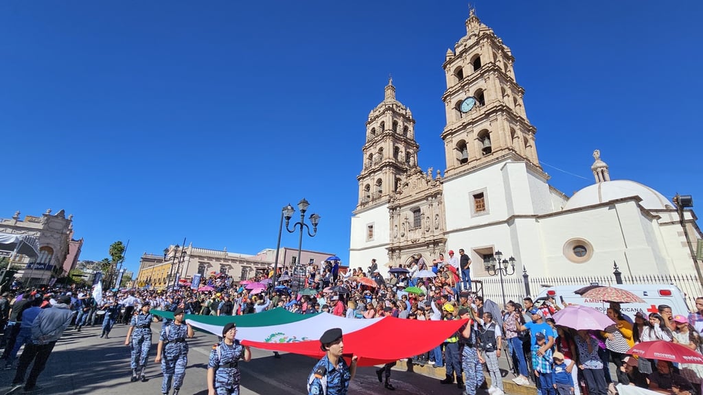 Cientos de familias, se dieron cita este lunes 20 de noviembre, para presenciar el desfile cívico deportivo, con motivo del 113 Aniversario del inicio de la Revolución Mexicana.