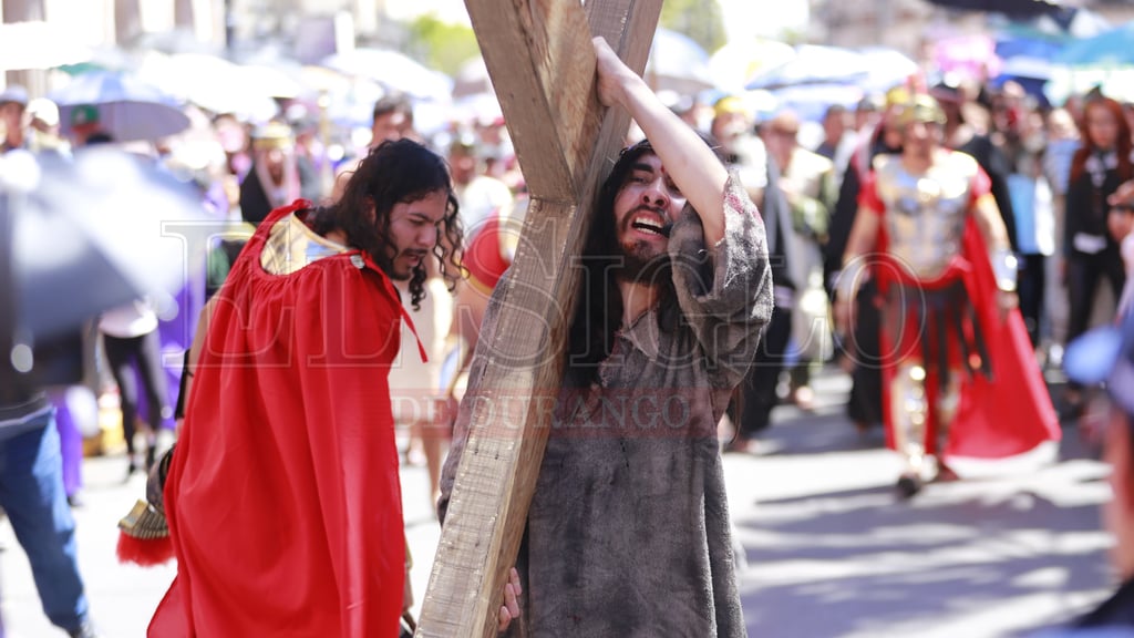 Duranguenses recuerdan la Pasión de Cristo a través del Viacrucis