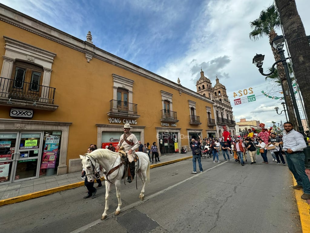 Las famosas Callejoneadas regresaron al Centro Histórico de Durango este domingo con la reapertura del Teatro del Calvario, el punto de encuentro de este tradicional evento, que se distingue por reunir el baile y la música folclórica mexicana.