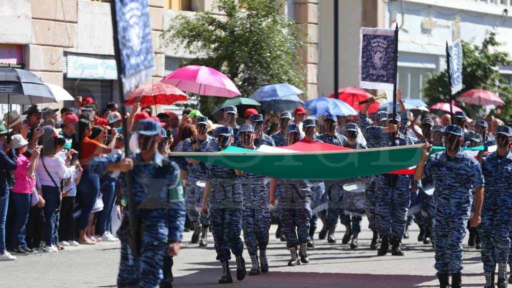 Duranguenses disfrutan del desfile cívico-militar