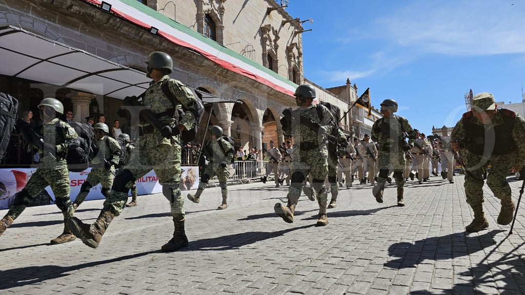 Duranguenses disfrutan del desfile cívico-militar