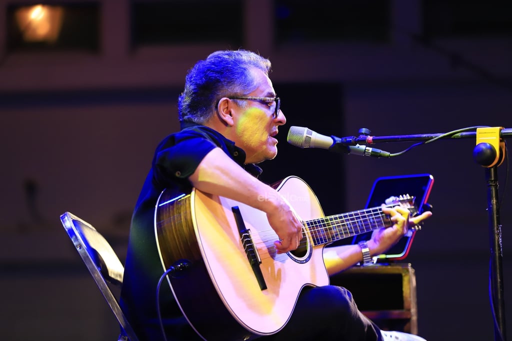 Con más de tres décadas de trayectoria artística como el mejor exponente de la trova contemporánea, Alejandro Filio regresó a Durango para reencontrarse con su público amante de este género musical, considerado el más poético e íntimo.