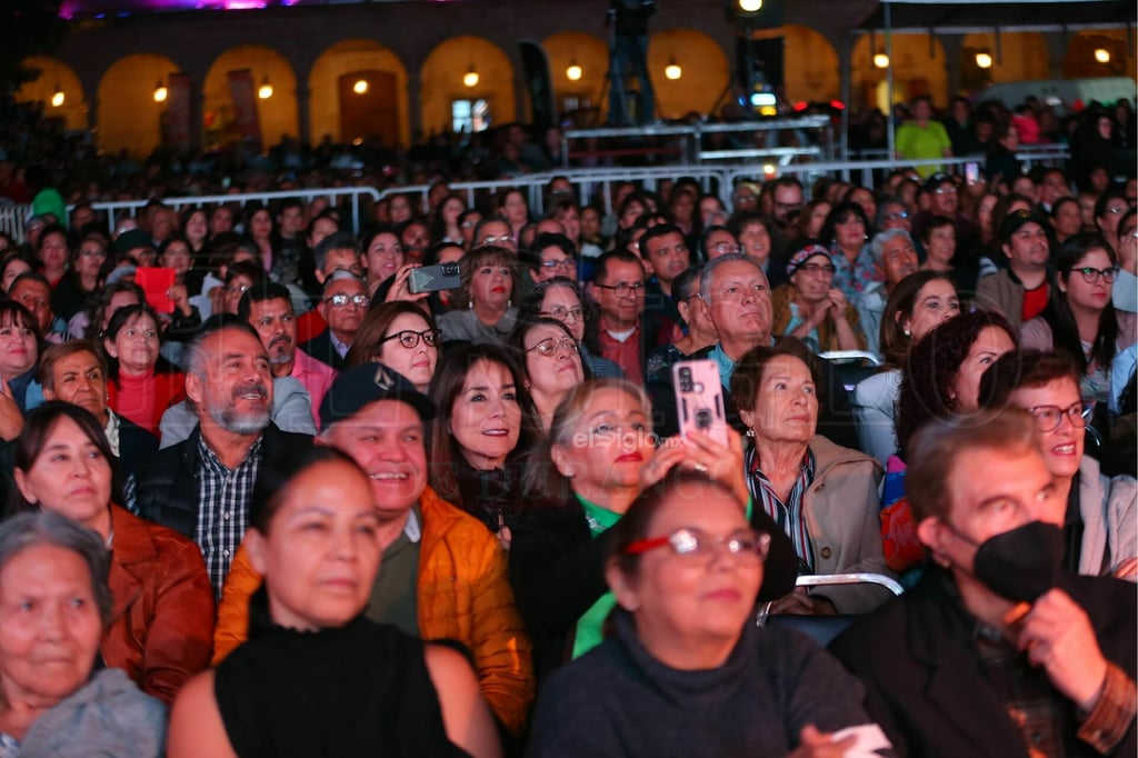 “Para los despistados de esta noche, ella es mi mamá y yo soy su hija”, dijo bromeando Angélica Vale para luego comenzar a interpretar un popurrí de canciones del dominio público acompañada de Angélica María.