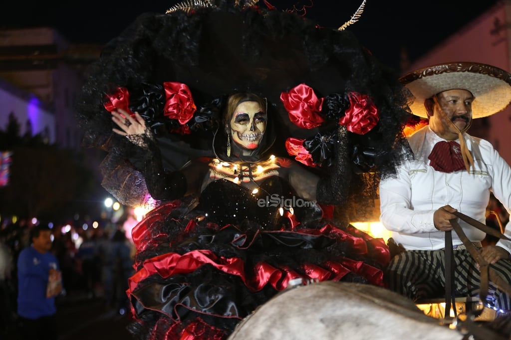 La avenida 20 de Noviembre se transformó en un vibrante escenario lleno de vida, color y tradición con la celebración del Día de Muertos