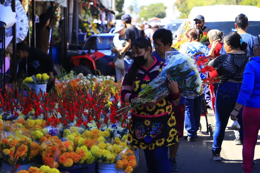 Decenas de duranguenses se dieron cita al Panteón de Oriente para visitar a sus seres queridos por el Día de Muertos.