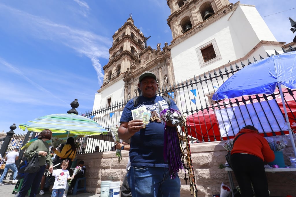Este 23 de abril representa una fecha importante para los católicos duranguenses, pues se reúnen en iglesias para celebrar con algarabía. 
San Jorge Bendito es uno de los santos más venerados, fue uno de los soldados romanos que vivió en el siglo III y fue martirizado por su fe cristiana.