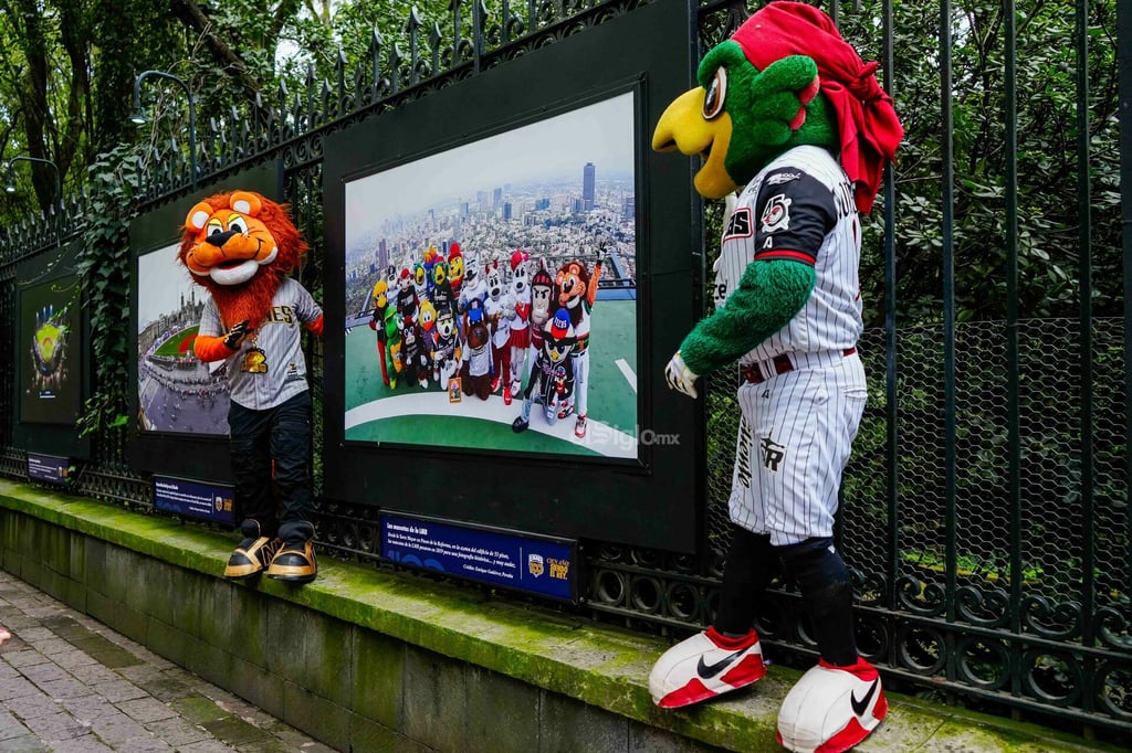 Mascotas de la LMB visitaron fotogalería con motivo del Centenario del circuito veraniego