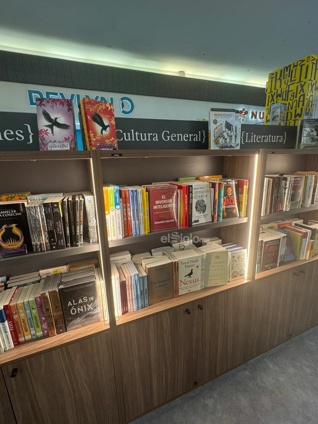 El espacio que ocupa la librería ya despierta la atención de lectores y curiosos que pasan por el centro comercial.