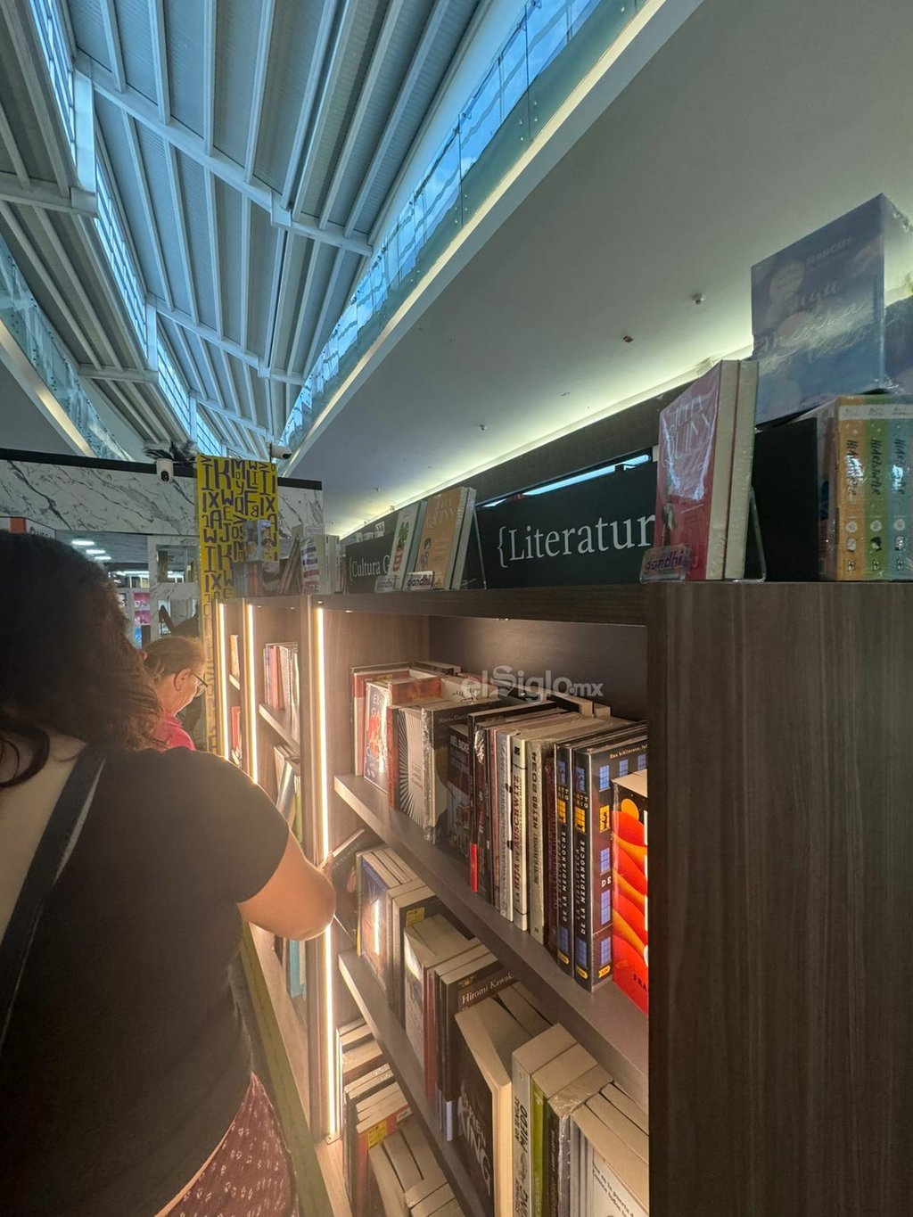 El espacio que ocupa la librería ya despierta la atención de lectores y curiosos que pasan por el centro comercial.