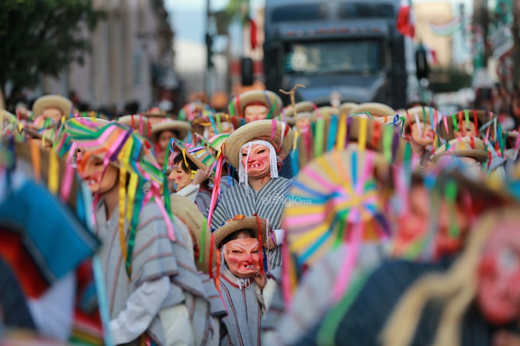Durango se vistió de fiesta con el tradicional desfile de la XXI edición del Festival del Mariachi, su Charrería y Danza, que recorrió la avenida 20 de Noviembre y llenó de música, color y alegría el corazón de la ciudad.