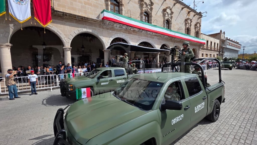 Esta mañana se llevó a cabo el desfile Cívico Militar, en conmemoración de la Independencia de México; cientos de familias duranguenses se dieron cita para ver los contingentes que formaban parte de esta atracción.