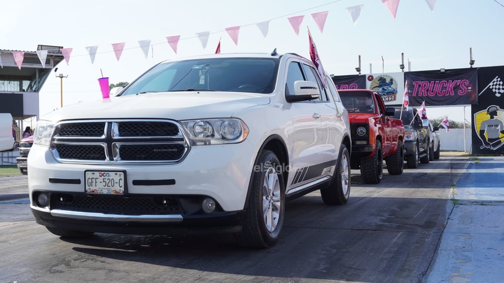 El debut del club automotriz femenino reunió camionetas clásicas y modernas, música en vivo y un ambiente familiar.