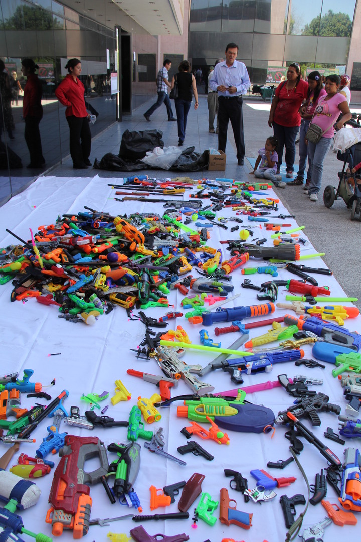 Cambian juguetes bélicos por otros más positivos