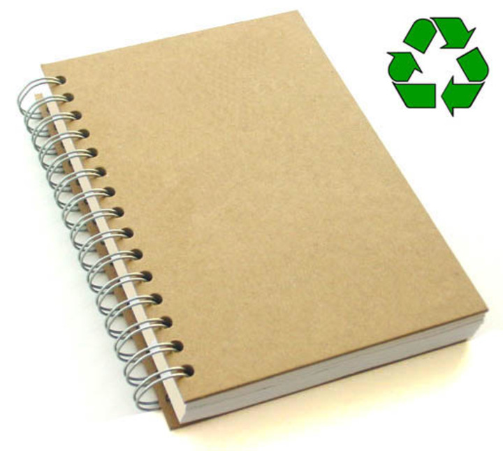 Buscan crear libretas con papel y cartón reciclados