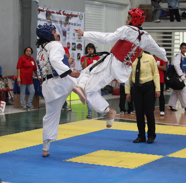 Patadas y formas en la 14 Copa Durango de Taekwondo