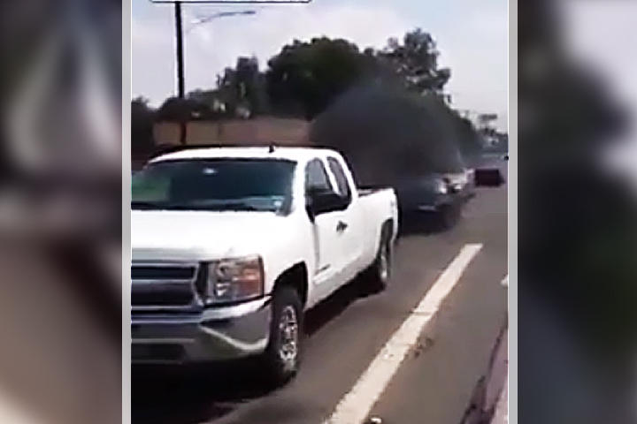 Fastidia a conductores con su auto chatarra