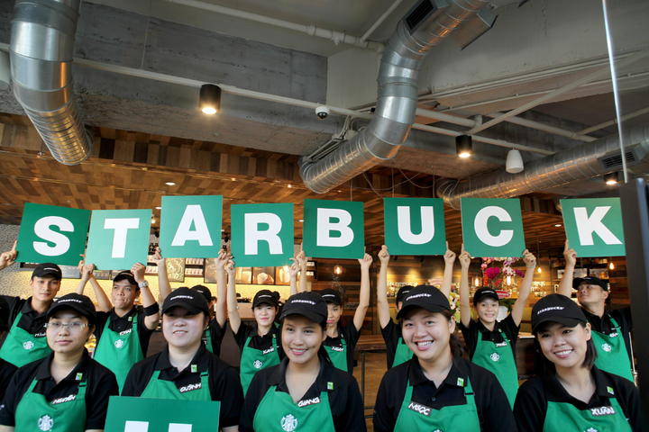 Starbucks dará educación gratuita a sus empleados