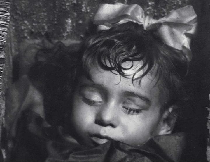 Niña momificada abre y cierra los ojos