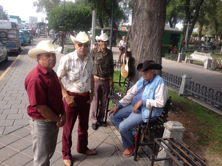 Pasan de moda músicos de la Plazuela Baca Ortiz: no ganan ni $50 diarios